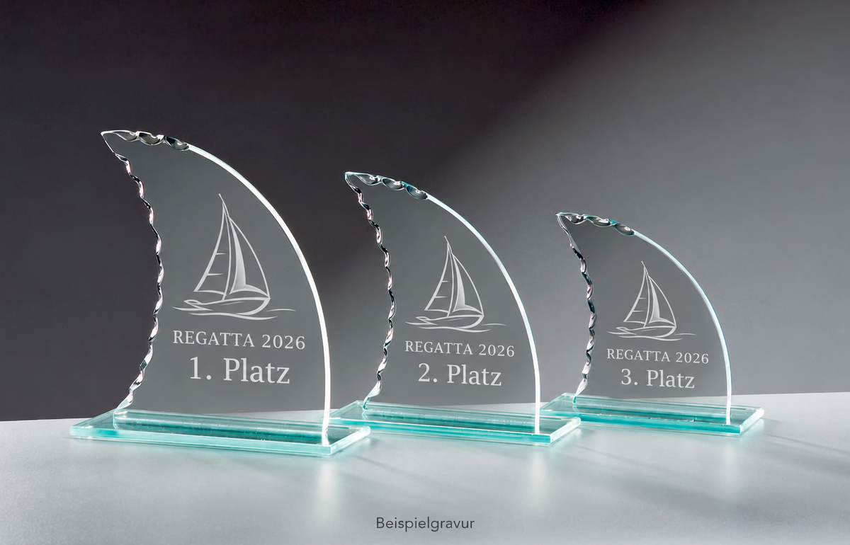 Beispielgravur Regatta 2026 – Plätze 1 bis 3 auf Glaspokalen 35231–35233